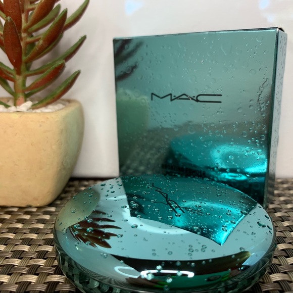 Mac Cosmetics Bronzing Powder in Refined Golden - Picture 2 of 3